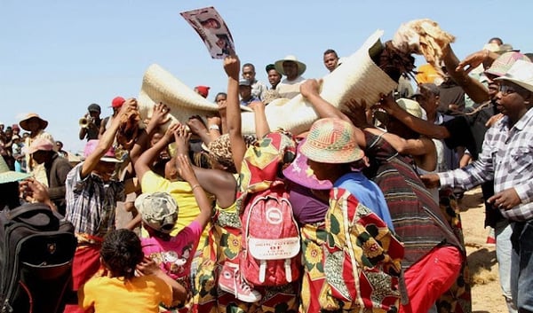 Totenkulte | Madagaskar: Famadihana, das Leichenwendfest